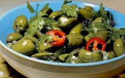 Olive verdi incise condite varietà Nocellara del belice ( olio extravergine, origano e peperoncino)